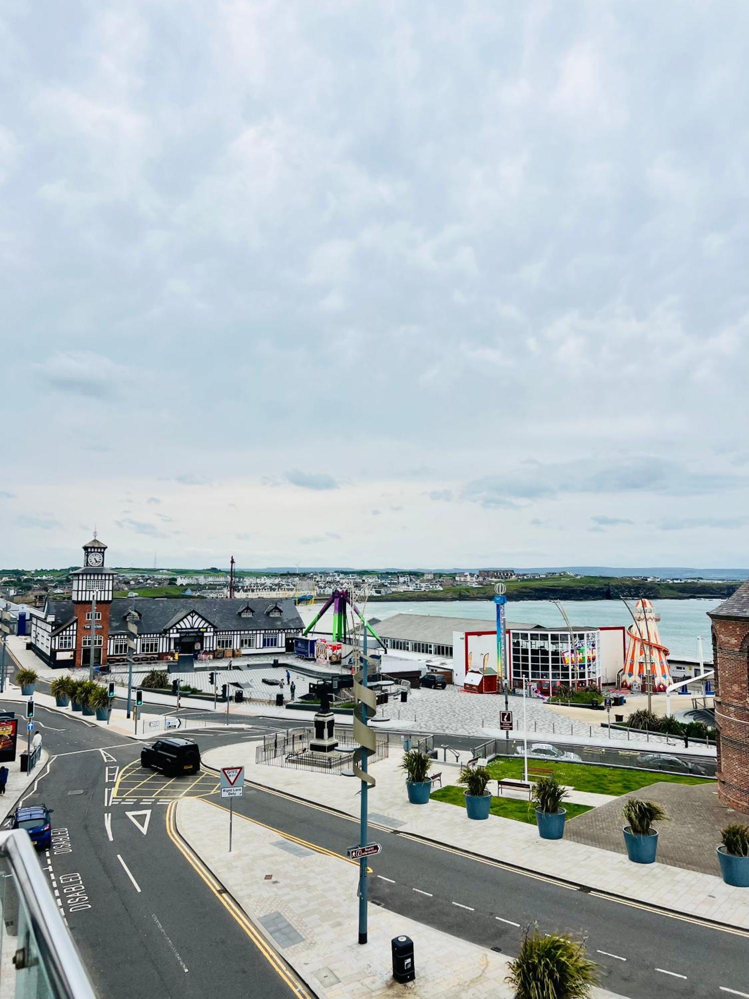 Penthouse Apartment - Town Centre, Sea Views, Secure Parking Portrush Exterior photo