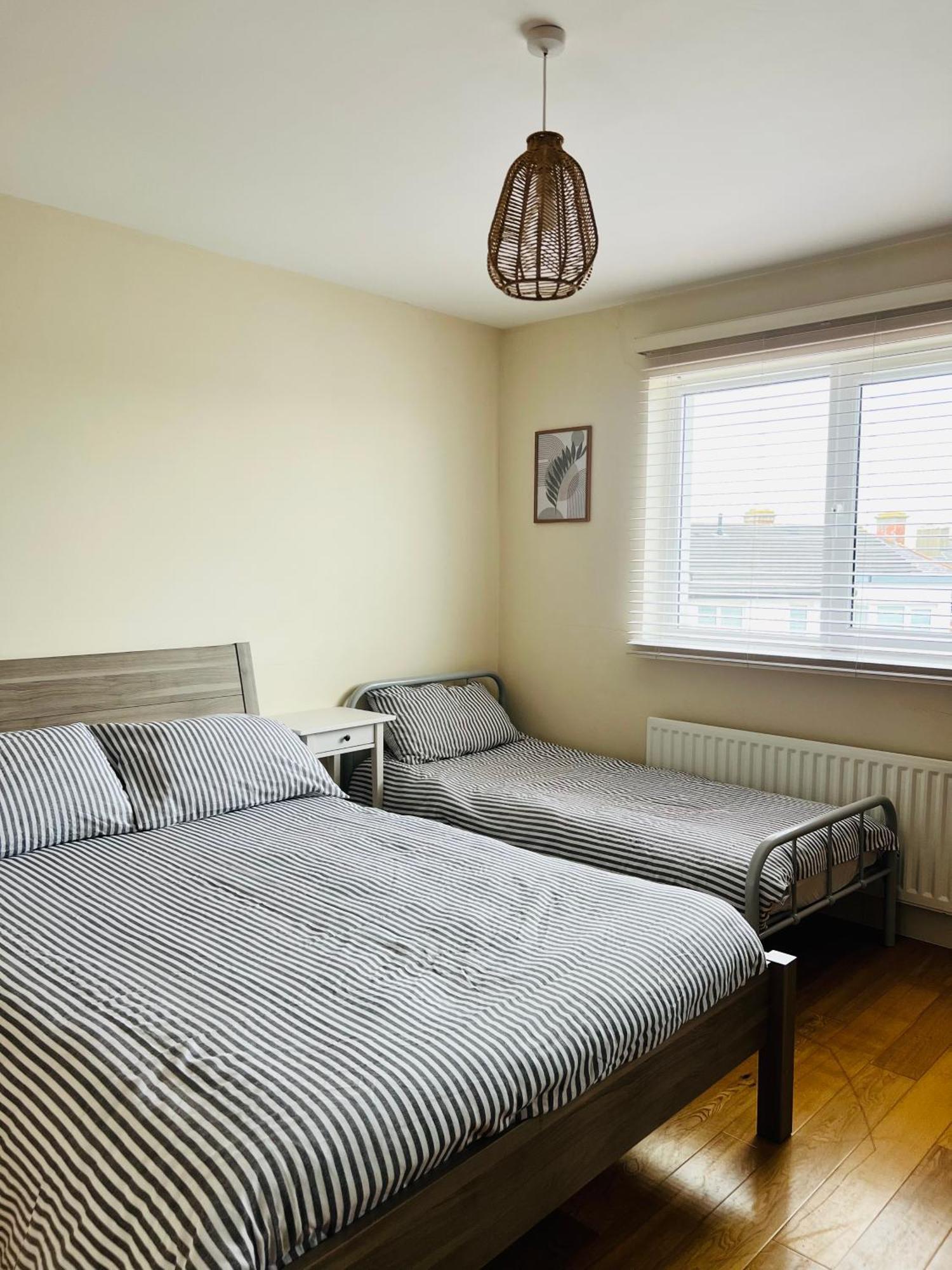 Penthouse Apartment - Town Centre, Sea Views, Secure Parking Portrush Exterior photo